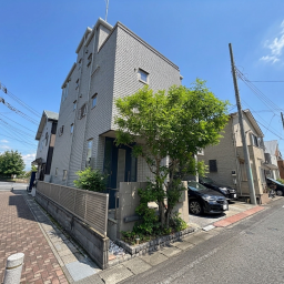 三郷市中央2丁目中古戸建 ヘーベルハウス 2006年築 土地約35坪 角地 駐車場2台 4LDK+1LDK 2世帯住宅 新和小学区 ヘーベルハウス施工の注文住宅!三郷市中央2丁目中古戸建・2006年11月建築!角地!開放的な屋上テラス!三郷中央駅徒歩8分!3階でも楽々ホームエレベーター付き!資料請求だけでも大歓迎♪お気軽にお問い合わせください。