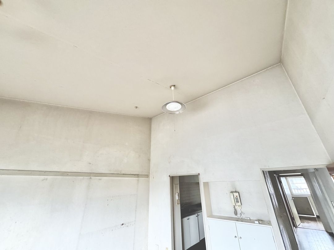 リビングが勾配天井でとても広い空間に 三郷早稲田団地7-29-3号棟