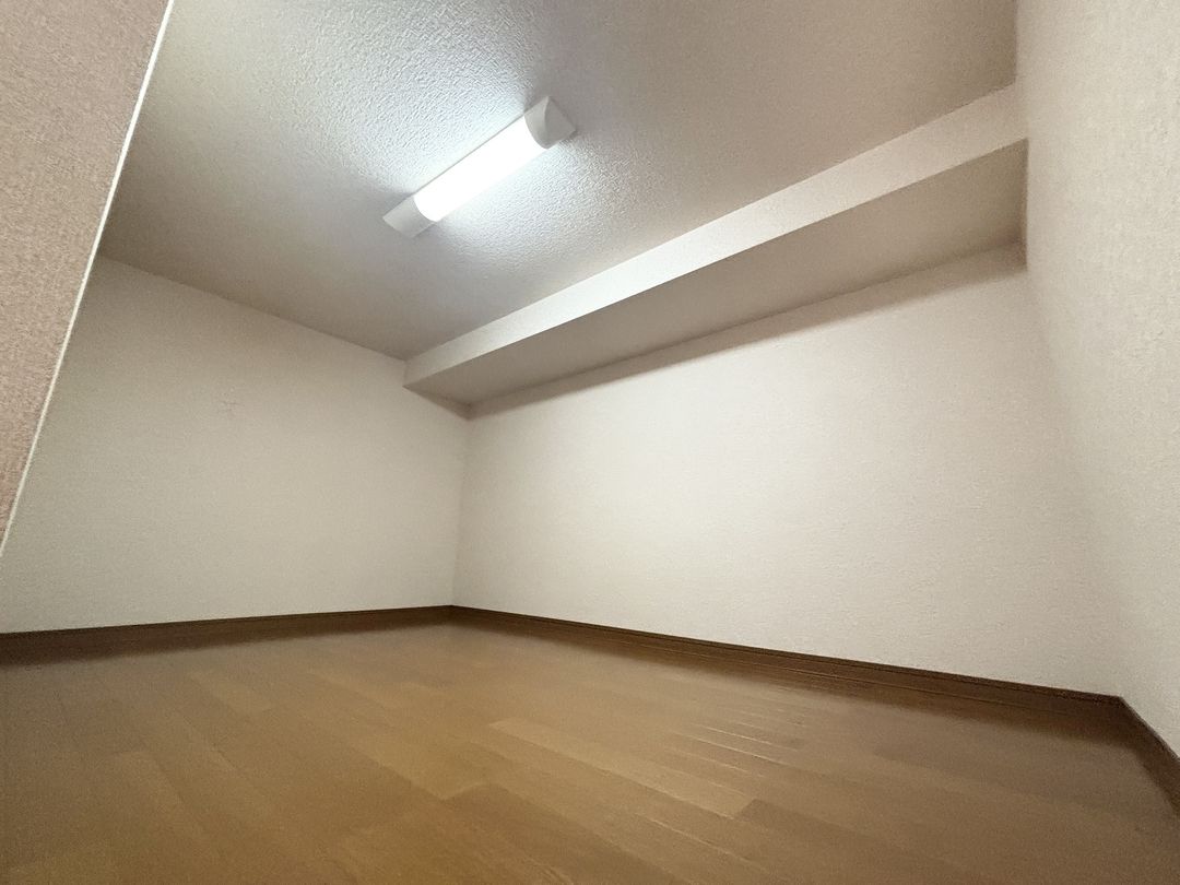 洋室1約7帖 小屋裏収納 三郷市彦成1丁目中古戸建
