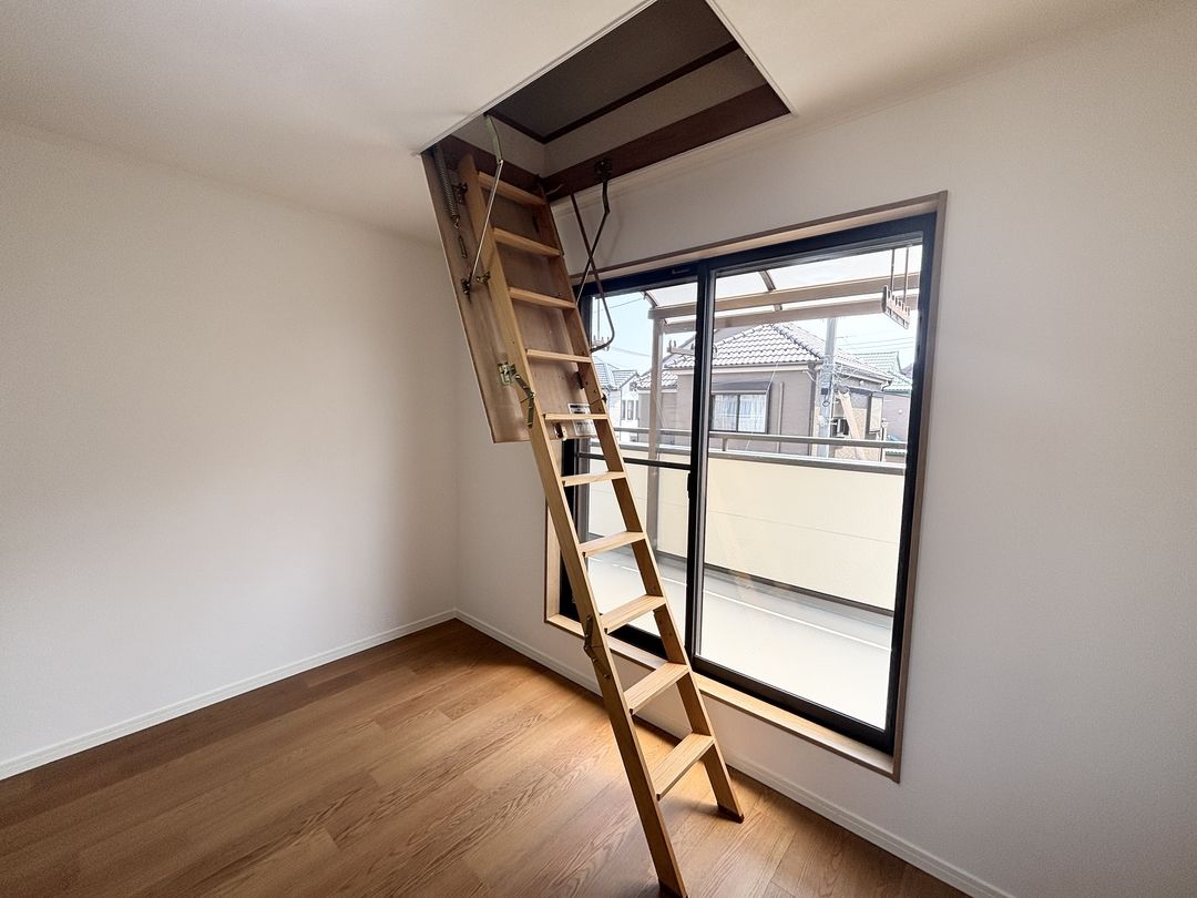 洋室1約7帖 小屋裏収納 三郷市彦成1丁目中古戸建